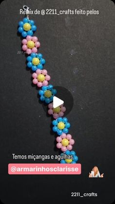 an image of a bracelet made out of beads with flowers on the side and words in spanish