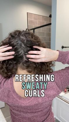 Wet Hair Looks, Curly Hair Advice, Frizzy Hair Tips, Frizzy Curls, Quick Curls, Curly Hair Care Routine, Colored Hair Tips, Curly Hair Videos, Natural Wavy Hair