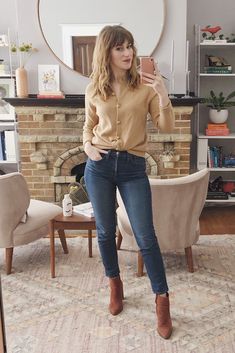 Outfits Simples, Business Attire Dress, Tunic Outfit, Freda Salvador, Womenswear Fashion, Outfit Look, Vintage Sweater, Madewell Denim, Sweaters And Jeans