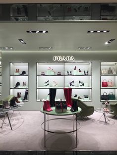 Visual Merchandising Fashion, Store Plan, Store Layout, Basic Design, Prada Handbags, Prada Shoes, Luxury Store, Visual Merchandising, Wall Display