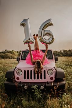 16 Birthday Party Outfits Sweet 16, Birthday Jeep Pictures, Sweet 16 Car Photoshoot, Sweet 16 Car Pictures, 18th Birthday Picture Ideas Photography, Sweet 16 Car Cake, Cute Sweet 16 Picture Ideas, Sweet 16 Picture Ideas Photoshoot Casual, Sweet 16 Photoshoot With Car