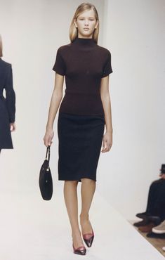 90s Minimalism Fashion, 1995 Fashion, 90s Prada, 90s Model, 1990s Fashion, Run Through, Womenswear Fashion, Elegante Casual, 가을 패션