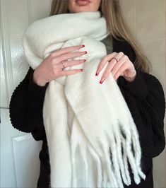 Wrap yourself in ultimate comfort and style with our Cream Chunky Frayed End Scarf! This cosy and fluffy scarf features a thick, heavy knit to keep you warm, while the tassel edges add a touch of chic. Stay snug and fashionable all season long. OUR MODEL @styledbyjade_x Cute Knitted Scarf, White Scarf Outfit, September Moodboard, Thick Wool Scarf, Wish List Ideas, Cute Scarves, Bday Outfits, How To Wear A Blanket Scarf