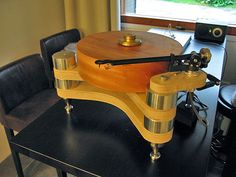 a table that has some kind of instrument on it in the middle of a room