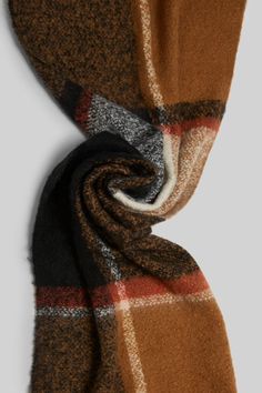 This James Lakeland winter scarf is a fusion of soft pinks and soothing greys, creating a delicate yet warming palette. The fabric is plush and snug, promising to keep you cocooned in comfort this winter. Black Blanket Scarf, Black Blanket, Artisan Gift, Blanket Scarf, Mens Jewelry Bracelet, Fine Fabric, Independent Designers Fashion, Fashion Face, Knit Scarf