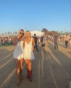 Railbird Festival Outfit, Folk Concert Outfit Summer, County Concert Outfit Summer, Godly Fashion, Country Thunder Outfits, Stampede Outfit, Vestidos Country, Boston Calling