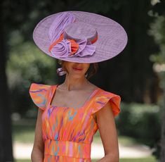 Etérea Pamela Discover our Etérea hat for weddings, races, drinks and special events! This elegant accessory is the ideal choice for guests, bridesmaids and horse racing lovers. CRAFTING, QUALITY AND MATERIALS This beautiful hat, 44 x 43 centimetres in diameter, is made on a low crown base of sinamay. Its design is distinguished by the delicacy of its fans, made of silk sinamay fabric in two colours, creating an elegant cascade effect. FIT AND SIZE Standard size, it is versatile and adapts to al Structured Crown Top Hat For Royal Ascot Races, Adjustable Summer Hats For Ceremonies, Adjustable Hats For Summer Ceremonies, Adjustable Hat For Summer Ceremonies, Adjustable Straw Hat For Races, Kentucky Derby Structured Crown Hat For Races, Curved Brim Hat For Royal Ascot Ceremony, Summer Ceremony Costume Hats And Headpieces, Curved Brim Costume Hats And Headpieces For Summer Ceremonies