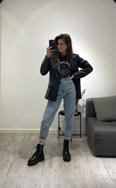 Dressy Grunge Outfit Women, Casual Outfits Office Jeans, Factory Worker Outfit Women, Outfit Dr Martens Mujer, T Shirt Winter Outfit, Alex G Outfits, Tomboy Outfits Formal Casual, Boots Outfit Grunge, Metal Core Outfit