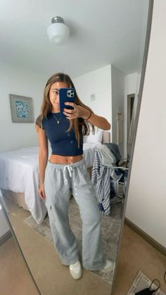 Sport College Outfits, Outfits With Gray Sweatpants For School, Cute Outfits For Vacation Summer, Outfits With Navy Blue Sweatpants, Lazy Style Aesthetic, Cute Ootd Ideas, Pants You Need, Brandy Top Outfit, Wideleg Sweatpant Outfits