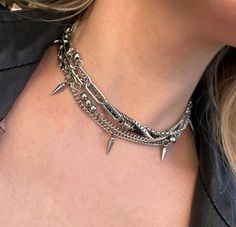 Choker And Necklace Layering, Short Chain Necklace, Grunge Layered Necklaces, Alternative Silver Jewelry, Punk Jewelry Aesthetic, Grunge Necklaces Layered, Chocker Neckless, Punk Jewelry Diy, Alternative Necklace