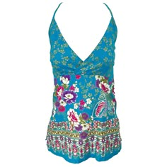 Beautiful vintage late 1970s teal / turquoise blue hand painted cotton halter top! Features a vibrant teal blue backdrop with hot pink / fuchsia, purple, green and gold leaf throughout. Criss cross halter style ties in the enter back. Hidden zipper up the top side for extra support. Side vents on each side of the hem. Can easily be dressed up or down. Great with jeans, trousers, shorts or a skirt. Very well made. In great condition. Approximately Size Small - Medium (lots of stretch) Measurement 70s Halter Top, 70s Halter, 70s Tops, Versace Blue, 2000s Fashion Trends, Outfits 2000s, Fuchsia Purple, Bodycon Tops, Blue Backdrop