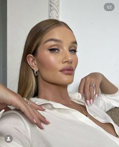 Rosie Huntington Whiteley Lips, Rosie Huntington Whiteley Nails, Rosie Huntington Makeup, Rosie Huntington Hair, Latte Makeup Look, Rosie Huntington Whiteley Makeup, Rosie Huntington Whiteley Hair, Latte Makeup