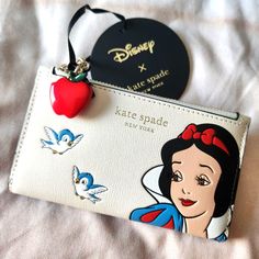 New With Tag Adorable And Well Made! Disney Parks Exclusive Snow White Accessories, Disney Wallet, Kate Spade Disney, Disney Purse, White Birds, 80’s Fashion, Disney Mouse, Disney Day, White Accessories