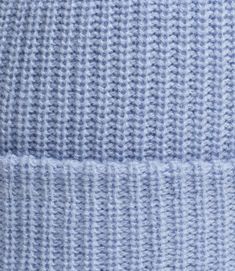 La beanie NOPé, un indispensable qui se combine parfaitement avec la capuche. Idéale autant en ville que dans les grands espaces, elle est fabriquée à partir de fibres respirantes et d'un tricot non doublé. Blue Knitted Beanie One Size, One Size Blue Beanie, Blue Wool Beanie, Blue One-size Knit Beanie, Handmade Blue Beanie, One Size