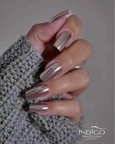 31 Cute Chrome Nails Designs for a Trendy Manicure Cute Chrome Nails, Metallic Nail Colors, Chrome Nail Colors, Burgundy Acrylic Nails, Gold Gel Nails, Trendy Manicure, Pink Chrome Nails, Long Square Nails