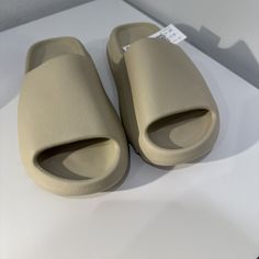 New No Box Adidas Yeezy Slide Bone 2022 Yzy Fz5897 Size 4 Adidas Yeezy Slide, Yeezy Slides, Shoes Adidas, Adidas Yeezy, Adidas Shoes, Flip Flop Sandals, Adidas Men, Bones, Flip Flops