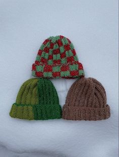 Beanie (Checkered, Half & Half) Crochet pattern by Emma Charlton Half And Half Crochet Beanie, Christmas Knit Hat, Checkered Beanie Crochet, Christmas Beanies Crochet, Christmas Crochet Beanie, Green Crochet Winter Hat, Vintage Christmas Crochet, Crochet Winter Projects, Crochet Projects For Boys