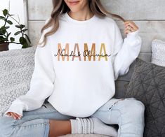 This Personalized MAMA Sweatshirt is super soft and the perfect gift for Mother's Day! This ADORABLE crewneck sweatshirt is a custom made Mama sweatshirt with individual names on it. ♥PRODUCTION TIME: 1-5 days (Usually 2-3 days) ♥SHIPPING TIME: 2-5 days (Usually 3 days) ♥PRODUCT DESCRIPTION: Gildan Crewneck Unisex Sweatshirt Made with a medium-heavy fabric blend of 50% cotton and 50% polyester (8.0 oz/yd² (271.25 g/m this sweatshirt feels cozy and is the perfect choice for those colder months. I Mama Crewneck Sweatshirt, Mama Crewneck, Mama Sweater, Mama Sweatshirt, Embroidery Ideas, Shirt Ideas, Mother Day Gifts, Kid Names, Mother's Day Gift