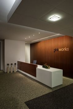 the reception desk is empty and ready for people to use it as an office space