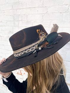 black custom feather hat Womens Black Felt Hat, Flat Brim Western Hat, Brimmed Hats For Women, Cowgirl Hat With Feather, Boho Cowgirl Hat, How To Layer Hat Bands, Hat Trimming Ideas, Feathers For Hats, Cowboy Hat Bands Western