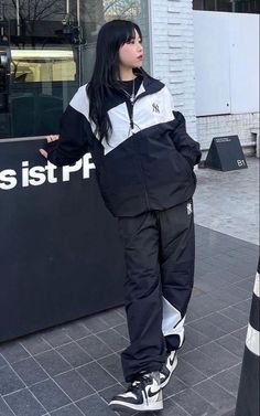 Kpop Shifting Airport Fashion, Sports Jacket Outfit, Sporty Casual Outfits, Neural Pathways, Streetstyle Aesthetic, Casual Sporty Outfits, Boyish Outfits, Aesthetic Black And White, Mode Ulzzang