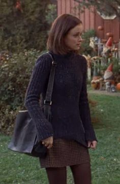 Lorelei And Rory Outfits, 2002 High School Fashion, 90s Layered Outfits, Rory Gilmore Blue Sweater, Woredrobe Basics, 90s Cold Weather Outfits, Lorelei Gilmore Outfits Fall, Summer Uniform Outfits, Thanksgiving Outfit Inspiration