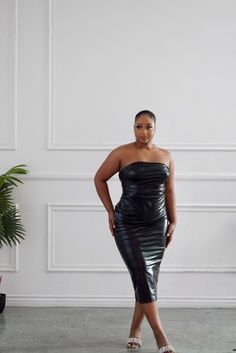 This dress is made of a breathable faux leather, zipper back closure and strong elastic to ensure anti-slip. Strapless Zip Closure MIDI Length Faux Leather Dress, Leather Zipper, Leather Dress, Midi Length, Faux Leather, Take That, Elastic, Zipper, Leather