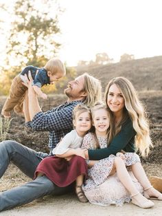 Natural light rustic outdoor family photos by Elate Family Family Photo Outfits Winter, Family Photoshoot Outfits, Outdoor Family Photos