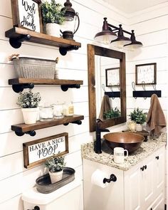 We simply never tire of beautiful rustic, farmhouse decor. After all, this style suits any home whether you live in the country or the city! The only requirement is that you appreciate modern and rustic decor ideas! Modern Desert, Farmhouse Bathroom Decor, Diy Farmhouse Decor, Small Bathroom Decor, House Bathroom, Farmhouse Bathroom