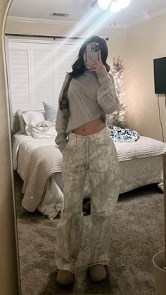 #camo #foryoupage #falloutfitideas #winter #birkenstock #coach #viralpost #outfits #fits #hollister Hollister Outfits Winter, Camo Sweatpants Outfit, Outfits With Camo Pants, Camo Shirt Outfit, Hollister Outfit, Camo Fits, Hollister Outfits, Camo Pants Outfit, Hollister Clothes