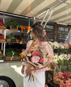 spring nature flowers beautiful girls Cute Outfits Spring, Casual Outfits Cute, Clothes School, Fits Summer, 2023 Fashion Trends, Gala Apples, Flower Photoshoot, Flowers Bouquet Gift