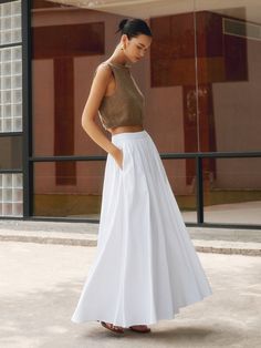 Linen Pleated Maxi Skirt Vacation Hawaii Outfits, Outfits For Milan Italy, Elegant Maxi Skirt Outfit, White Linen Maxi Skirt Outfit, Tier Skirt Outfit, Flamboyant Natural Outfit, White Long Skirt Outfit, Maxi Skirt Outfit Ideas, Linen Skirt Outfit