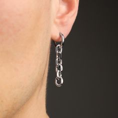 A pair of stainless steel cable chain huggie hoop earrings. These are perfect to add an extra touch of grunge to your look! stainless steel 15mm latch back hoop cable chain modern grunge IG: Sib.somewhereinbetween WEB: www.thesibshop.com Alternative Jewelry Grunge, Masc Earring, Masc Earrings, Grunge Earrings Piercings, Masculine Earrings, Masc Jewelry, Welded Jewelry, Industrial Bar Earring, Alternative Earrings