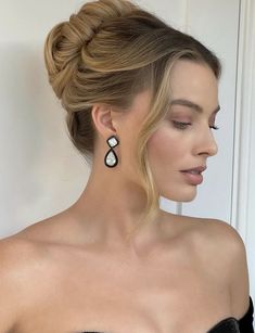 Margot Robbie Red Carpet, Margot Robbie Hair, Peinados Recogidos, Bridal Hair And Makeup, Wedding Hair And Makeup, Dream Hair, Margot Robbie, Aesthetic Hair