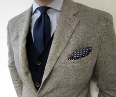 Grey suit jacket, blue polka dot pocket square: Always a good choice. Blue Waistcoat, Terno Slim, Under Shirt, Shirt And Tie, Grey Suit, Mens Fashion Blog, Sharp Dressed Man, Well Dressed Men, Gentleman Style