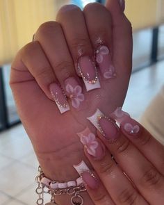 Medium Nails Birthday, Birthday Medium Nails, Light Pink Nails With Gems Short, Nail Ideas Acrylic Flowers, Cute Pink And Gold Nails, Baddie Nails Acrylic Designs Pink, Latina Nails Medium Length, Purple Quince Nails Flowers, Junk Set Nails