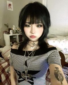 Wolfcut Black Hair, Egirl Icons, Black Hair Asian, Asian Grunge, Jellyfish Cut, Grunge Alternative Fashion, Jellyfish Haircut, Hair Asian, Japanese Y2k