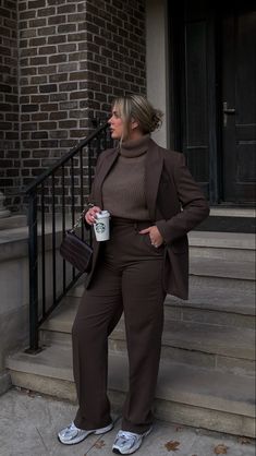 Plus Size Brown Blazer Outfits, Comfy Professional Outfits Plus Size, Brown Suit Women Outfits, Business Sneaker Outfit, Brown Outfit Plus Size, Workwear Midsize, Big Blazer Outfits For Women, Mid Size Work Outfits Professional, Curvy Business Casual Outfits Plus Size