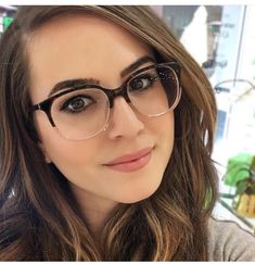 Pink Glasses Frames, Mode Over 50, Fashion Fotografie, Glasses For Your Face Shape, Women's Eyeglasses, Glasses Trends, Womens Glasses Frames, Hairstyles With Glasses, Glasses Makeup