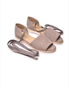 Velvet leather sandals with ankle lacing. Trendy, comfortable and quality sandals! Color: grey Platform height: 2.5 cm Leather Lining Top / Leather Stem Leather insole Synthetic outsole EU manufacturing countries Size Guide: 33- 21.5 cm insole size 34 - 22 cm 35 - 22.5 cm 36 - 23.5 cm 37 - 24 cm 38 - 24.5 cm 39 - 25.5 cm 40 - 26 cm 41 - 26.5 cm 42 - 27.5 cm 43 -28 cm The sole should be 0.5cm longer than the size of the foot. Please note that the shoes on my profile are made by hand with each ord Summer Shoes For Women, Women's Leather Shoes, Womens Espadrilles Wedges, Suede Cowboy Boots, Women Flat Sandals, Leather Cowboy Boots, Cowboy Style, Gold Shoes, Leather Sandals Women