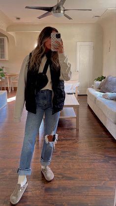 Colorado Womens Outfits, Fall Birks Outfit, Casual Boston Clog Outfit, Cute Outfits With Long Jean Shorts, Outfit Inspo Women 40s, Athletic Leisure Outfit Fall, Casual Winter To Spring Outfits, Boston Clog Outfit Summer, Mom Outfits Trendy