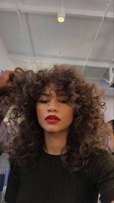 Zendaya Red Hair, Red Eyeshadow Makeup, Zendaya Makeup, Red Eyeshadow Look, Red Slime, Retro Curls, Revolution Eyeshadow