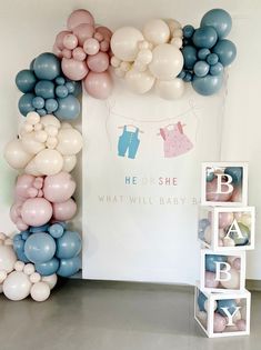 balloons are arranged in the shape of an arch for a baby shower