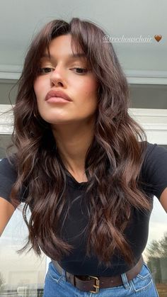 Brown Curly Hair With Curtain Bangs, Wolfcut Hair Medium With Curtain Bangs, Wolfcut Long Hair Straight, Wolf Cut Wavy Hair Medium, Layer Haircut With Curtain Bangs, Long Hair Short Curtain Bangs, Long Hair With Short Curtain Bangs, Long Brown Hair Curtain Bangs, Long Wolf Cut Wavy Hair