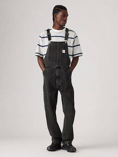 Jeder braucht eine Latzhose, und diese Red Tab Overalls sind so klassisch wie nur möglich. Das hochwertige, strapazierfähige Design und die Tatsache, dass dieses Basic für Arbeitskleidung nie aus der Dungaree Outfits, Overalls Grunge, Jean Jumpsuit Outfit, Flare Outfits, Mens Jeans Guide, Levis Overalls, Men Overall, Levis Outfit, Men's Overalls