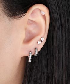 🥳 Shine on with this exquisite ear stack! Don’t wait, find yours today! 🤩

#oumojewelry #earpiercing #earstyling #earrings #piercingjewelry