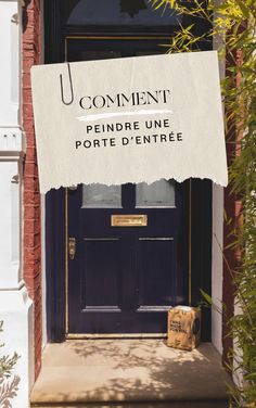 the front door of a building with a sign on it that says comment pender une porte d'entree