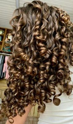 Curly Hair Summer Color, Highlights Curly, Hair Pics, Natural Curly Hair Cuts, Curly Hair Care Routine, Highlights Curly Hair, Curly Hair Photos, Hairstyle Inspo, Hair Aesthetic