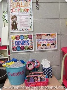 there are many items on the table in this classroom room that is organized and organized