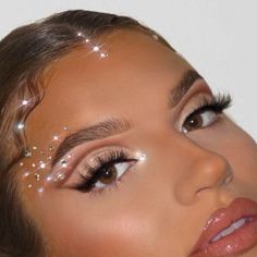 Angel Glitter Makeup, Rhinestones On Face Ideas, Pearl Rave Makeup, Makeup With Stones And Glitter, Jewels On Face Rhinestones, Rave Makeup Glitter Jewels, Festival Rave Makeup, Coachella Makeup Looks, Makeup Gem Looks